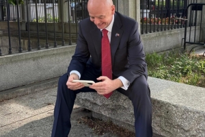 kaiyun-真内拉!因凡蒂诺白宫外手机看欧冠:纵隔山海,足球无界