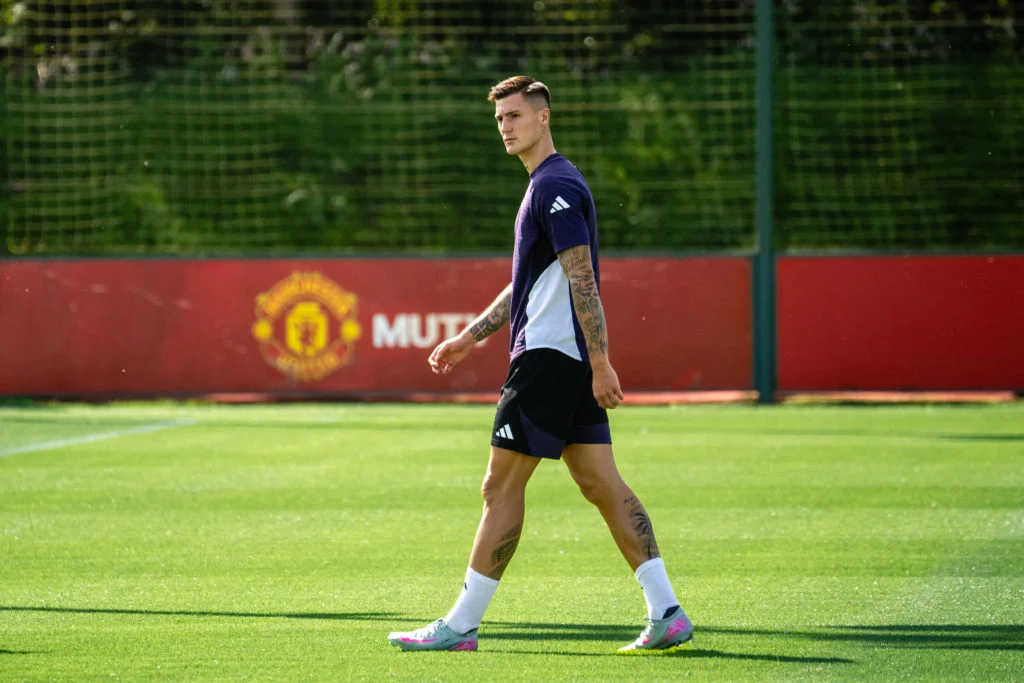 开云体育官网-内维尔：曼联新三叉戟本季能进35球，哲凯赖什会比谢什科进球多