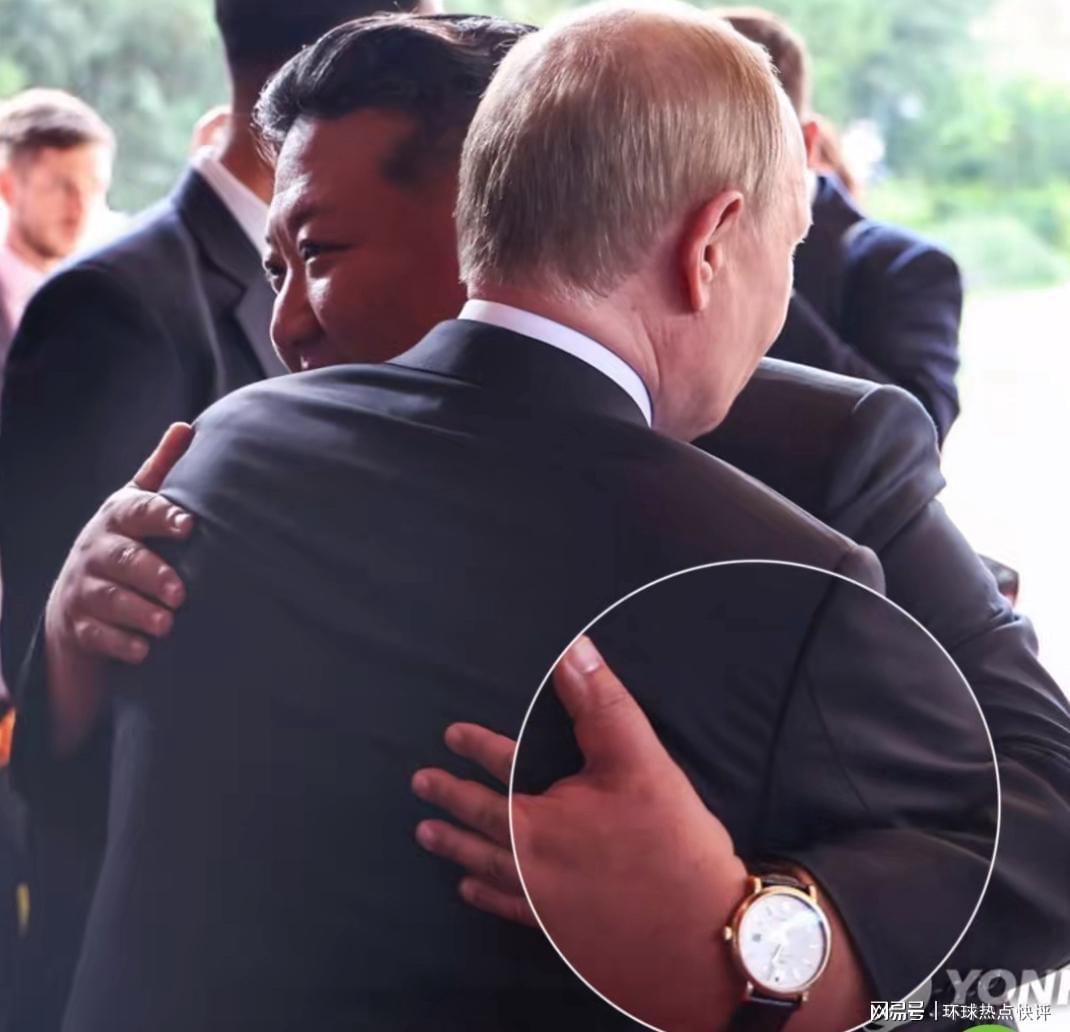 金正恩被曝佩戴价值10万瑞士名表,金与正背价值5万迪奥手提包