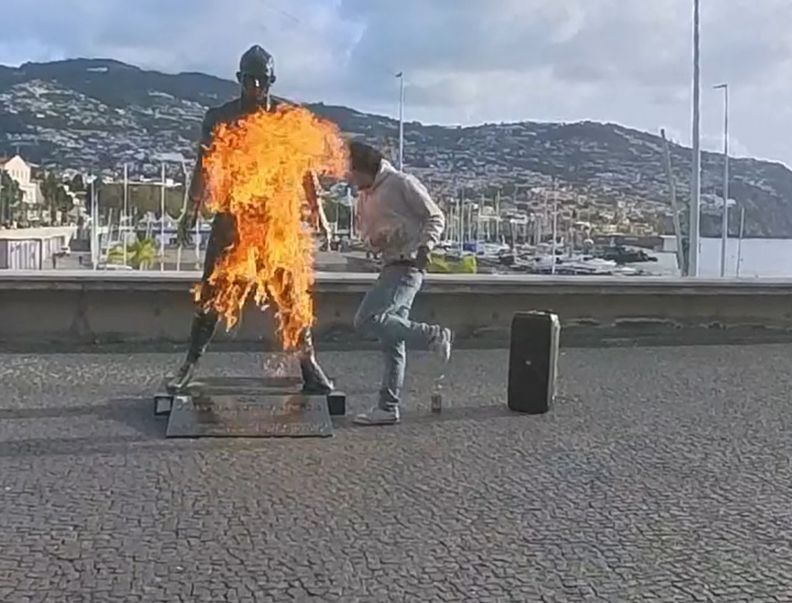 开云官网-记录报:焚烧C罗雕像的男子被警方抓获,并送往精神病院